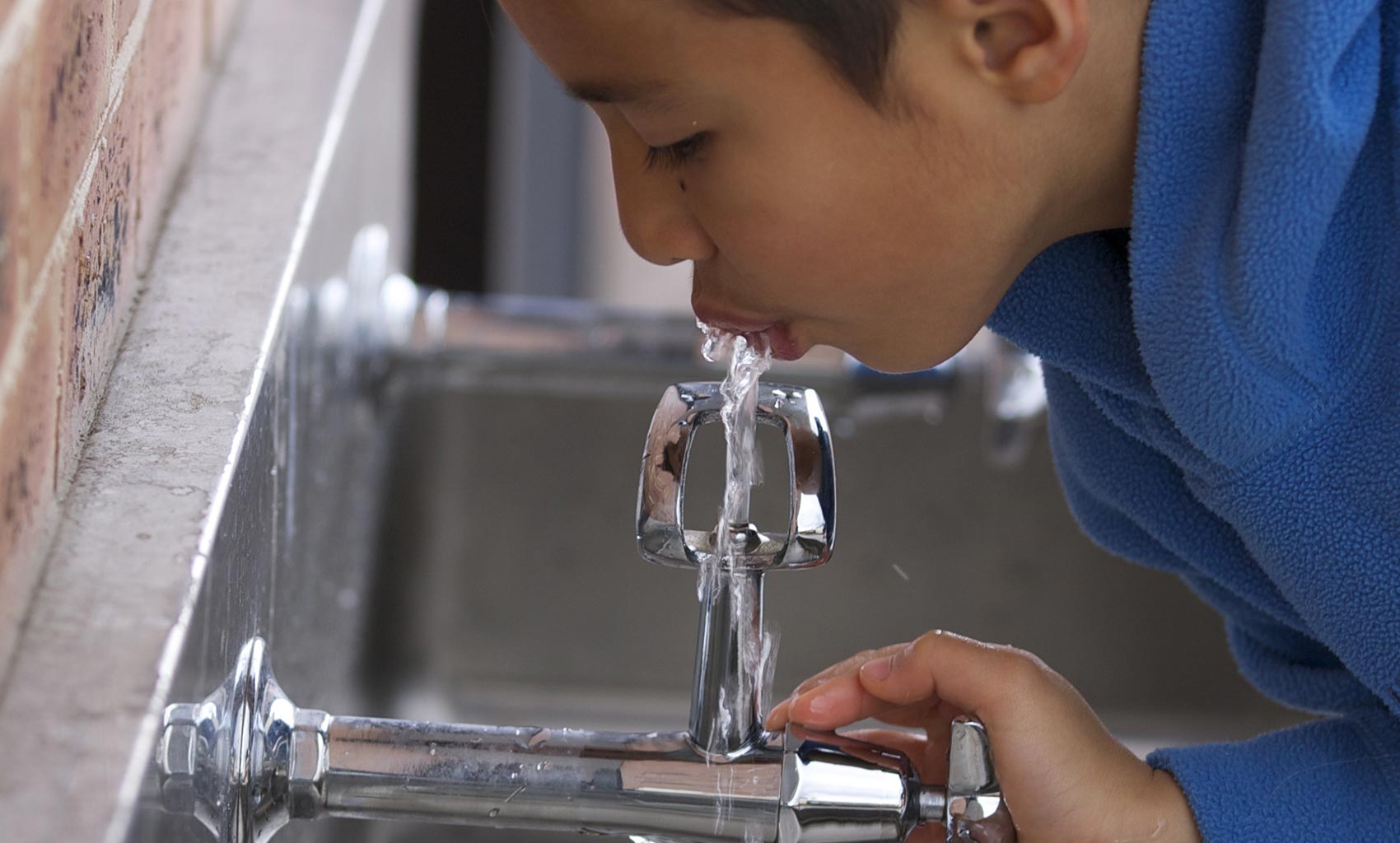 Boy Drinking Water_iStock_000017411444_Large.jpg (1)